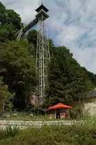 Elektrischer Personenaufzug von Rudolf Sendig in Bad Schandau aus dem Jahre 1904. Er verbindet den  unteren Teil  von Bad Schandau mit dem Stadtteil Ostrau in dem sich die Holzvillen von Rudolf Sendig aus dem Jahre 1903 befinden. Diese sind dem Baustil der schweizer Alpen nachempfunden. 28.05.2011