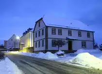 Blaue Stunde in 36100 Petersberg-Marbach. Das abgebildete Haus wurde im Jahr 1848 erbaut. Aufnahme Dezember 2010 