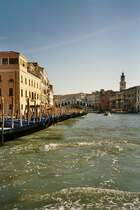 Ein klassisches Venedigsujet: Unterwegs auf dem Canal Grande mit Blick auf Gondeln und die Rialto-Br�cke im Hintergrund. Sept. 2004
