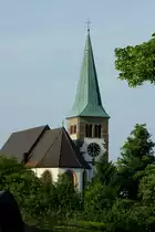 Bahlingen am Kaiserstuhl, die Bergkirche steht hoch �ber dem Ort und geht zur�ck auf das 13.Jahrhundert, Baubeginn f�r die jetzige Kirche war 1454, April 2011