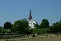Biengen im Breisgau, die weithin sichtbare auf einem H�gel stehende St.Leodegar-Kirche, 1730 erbaut, April 2011 