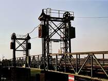 Hubbr�cke �ber die Einfahrt zum Rheinpreu�en-Hafen in Duisburg-Homberg in der Abendsonne (19. August 1989)