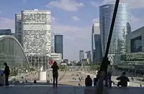 Blick von den Treppen der Grande Arche in Richtung Osten, wo man gerade der Arc de Triomphe gewahr werden kann. Im Vordergrund die Geb�uden von La D�fense. Aufgenommen 3.5.2011.