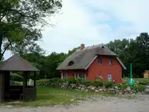 Insel R�gen, sch�ne neue Wohnbauten mit traditioneller Schilfdeckung, Juli 2006