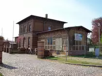 Wusterhausen/Dosse, leer stehendes Bahnhofsgeb�ude, Stra�enseite (17.04.2009)