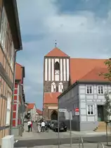 Wusterhausen/Dosse, Am Markt/Ecke Domstra�e, Blick zur Stadtkirche St. Peter und Paul (14.05.2011)