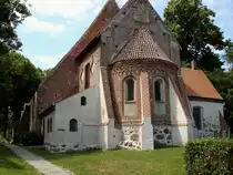 Altenkirchen auf R�gen, mit Baubeginn 1168 geh�rt die evangelische Pfarrkirche in Backsteinromanik zu den �ltesten auf R�gen, Juli 2006