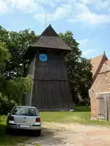 Altenkirchen auf R�gen, der freistehende h�lzerne Glockenturm der Pfarrkirche, Juli 2006