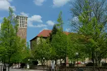 Zweibr�cken in der Pfalz, die Heilig-Kreuz-Kirche ist die katholische Pfarrkirche der Stadt, die im II.Weltkrieg zerst�rte Kirche wurde als flachgedeckter Wandpfeilerbau mit freistehendem Glockenturm 1950 eingeweiht, April 2011