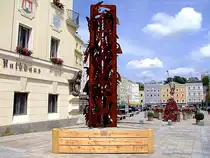 Anl�sslich des Rieder-Kultursommer2011 ziert eine Eisenskulptur von Miguel Horn den Hauptplatz;110617