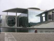 Das sch�ne neue Marie-Elisabeth-L�ders-Haus in Berlin, und im vordergrund sieht man die Spree flie�en