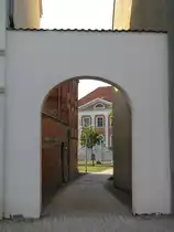 Einen sch�nen Durchblick hat man am Durchgang von der August-Bebel-Stra�e zur Lindenallee/Goethestra�e. Hier sieht man ein Teil des alten Rathauses. Fr�her war dort auch mal das Finanzamt drin und zu DDR-Zeiten war es die Komandantur der Sowjetarmee, Grevesm�hlen 07.05.2011