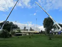 Laucha an der Unstrut - Eine Behelfsbr�cke f�r Fu�g�nger und Radfahrer  wird �ber die Unstrut eingesetzt - Foto vom 14.09.2010