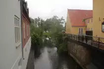 Zwischen den H�usern flie�t die Ribe durch die gleichnamige Stadt hindurch. Ribe liegt in der Region Seeland  und geh�rt heute zur Gemeinde Esbjerg im S�den D�nemarks. 18.6.2011