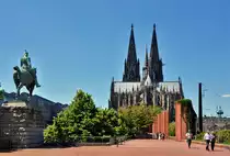 K�lner Dom und Reiterstatue von der Hohenzollernbr�cke aus gesehen - 30.05.2011