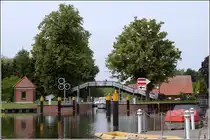 �ber die sogenannte H�hnerleiter kann man die Eldeschleuse in Plau am See �berqueren. 