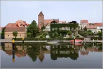 Blick vom Alten Wall �ber die Elde zur Marienkirche in Plau am See. 15.06.2011