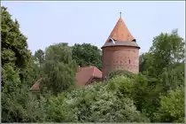 Der Burgturm von Plau am See erhebt sich �ber die Baumwipfel. 15.06.2011