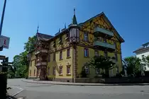 St.M�rgen im Schwarzwald, das Fachwerkhaus  Goldene Krone  mit Cafe und Restaurant, Juni 2011