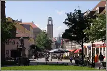 Blick durch die Carl-Schurz-Stra�e in Spandau von der St.-Nikolai-Kirche in Richtung Rathaus Spandau, dessen Turm im Hintergrund zu sehen ist. 05.07.2011
