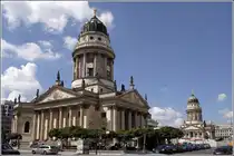 Der Gendarmenmarkt mit dem Deutschen Dom (im Vordergrund) und dem Franz�sischen Dom geh�rt zu den eindrucksvollsten Pl�tzen Berlins. 05.07.2011