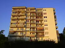 Das  S�dtreibstoffhochaus  ist neben dem  Mississippi Wohnkomplex  eines der h�chsten Geb�ude des Kronacher Stadtteils Kreuzberg. Es wurde in der Mitte der 70er-Jahre erbaut und diente anfangs als Wohn- und Gewerbegeb�ude. Heute fungiert es jedoch nur noch als Wohngeb�ude. Aufgenommen am Abend des 27. Junis 2011.