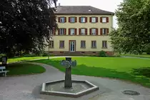 Albstadt-Lautlingen, das Schlo� Stauffenberg, die Gartenseite mit Brunnen, Juli 2011