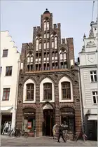 Rostock, dieses sch�ne Giebelhaus in der Kr�peliner Stra�e beherbergt die Stadtbibliothek. 16.06.2011