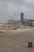 Das Wetter war wohl eher wechselhaft, deshalb war der Wind kr�ftig am Blasen und das war zu Gunsten der Veranstalter und Drachensteiger. International angereist ist man extra aus Deutschland, NL, Frankreich und D�nemark, um diese Attraktion mitzuerleben und sein  Exemplar  zu pr�sentieren.
Oostende - 15/05/2011 - 