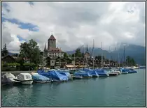 Spiez am Thunersee mit dem alles �berragenden Schlo�turm, aufgenommen am 18.07.2010.