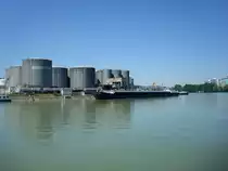 Birsfelden bei Basel, der �lhafen am Rhein, Juli 2010