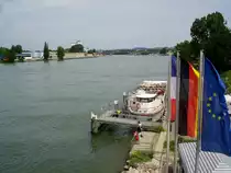 Weil am Rhein, Blick von der Fu�g�ngerbr�cke auf den Rhein und die Schiffsanlegestelle, Juli 2007