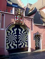 Freiburg im Breisgau, das Eingangstor zum  Haus zur Rose  am Kartoffelmarkt, 1908 neu errichte auf dem Boden des ehemaligen Frauenklosters Santa Clara, April 2010