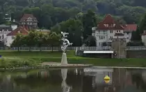 Ein Kunstwerk am Ufer der Weser im Hameln, am 12.07.2011.