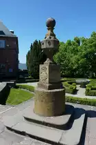 Kloster St.Odilien in den Vogesen, diese vielseitige historische Sonnenuhr steht auf dem Klostergel�nde, April 2011