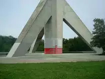 Basel-St.Chrischona, der Fernsehturm steht auf 17m tiefen Einzelfundamenten in Form eines Dreibeins, Juli 2011