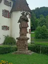 Inzlingen bei L�rrach, am Wasserschlo� steht die Statue des heiligen Nepomuk, geschaffen von Johann Ladner 1731, Juli 2011