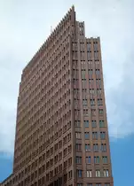 Ein bi�chen Hamburger Chilehaus, ein bi�chen New Yorker flatiron building: der  Tower  des Architekten Hans Kollhoff am Potsdamer Platz in Berlin. 19.7.2011