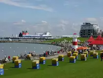 Gr�ner Strand im Nordseebad Cuxhaven, im Hintergrund das in London registrierte RoRo-Schiff ARK FORWARDER (IMO: 9138783); 13.08.2011

