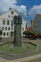 Hechingen an der Schw�bischen Alb, der Brunnen auf dem Rathausplatz zeigt im Relif die Stadthistorie, Juli 2011