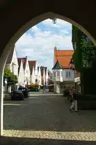 Mindelheim, Blick durch das Einlasstor oder Westernacher Tor von 1469 in Richtung Marktplatz, Kreis Unterallg�u (14.08.2011)