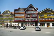 Urn�sch, Dorfplatz mit Gasthaus zum Engel, Gasthof zum Ochsen und 
Ortsmuseum, Kanton Appenzell (21.08.2011)