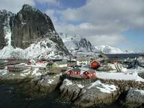 Mit dem Blick auf den kleinen Fischerort Hamn�y beginne ich eine Reihe mit Impressionen von Fischerorten und St�dten auf den Lofotoen.