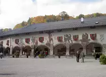Berchtesgaden, Schlossarkaden mit Fresken von Josef Hengge (16.10.2007)