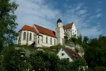 Haigerloch, Blick von der Unterstadt auf die hoch oben gelegene Schlo�kirche und einen Teil des Schlo�es, Juli 2011