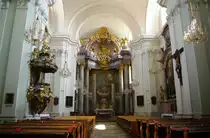 Korneuburg, Augustinerkirche, Rokoko Hochaltar mit Bild von F. A. Maubertsch 
(04.06.2011)