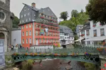 Das Rote Haus in Monschau, erbaut mitte des 18.Jahrhundert vom Tuchfabrikanten Johann Heinrich Scheibler, kann heute als Museum besichtigt werden. Die Gr�tenfische unter der Br�cke wurden �brigens von dem Bildhauer Hubert Kruft aus Pr�m/Eifel geschaffen.(07.09.2011)