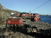 Fischgestelle zum Trocknen der Dorsche pr�gen den Ort.