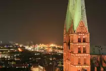 Im Winter hat man noch die M�glichkeit eine wunderbare Nachtansich von L�beck vom Turm der St. Petriekirche zu erhaschen. Hier der Blick vorbei an den T�rmen der st. Marienkirche zum Hafen; 09.02.2011
