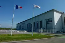 Fessenheim im Elsa�, an der Rheinstaustufe steht das 1953-56 erbaute Flu�kraftwerk, Aug.2011